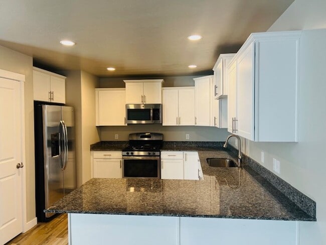 Building Photo - Beautiful home with central air and 2 car garage.