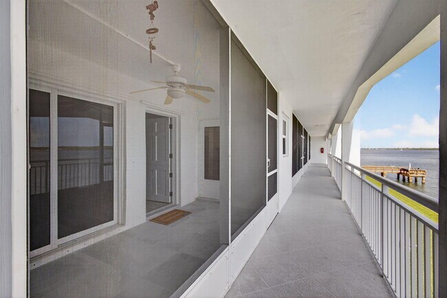 Building Photo - 100 Shore Ct