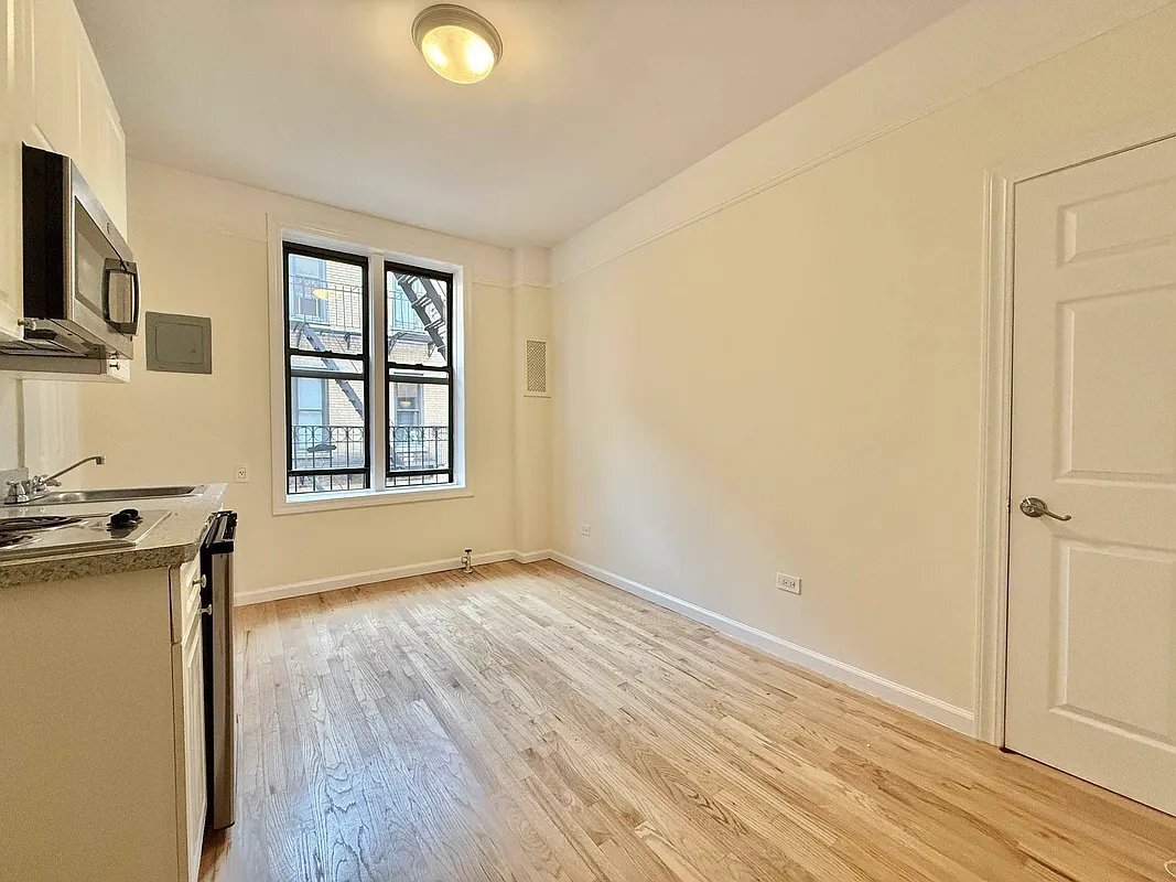 Building Photo - 305 W 45th St