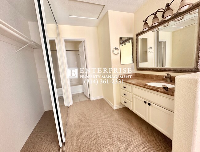 Building Photo - Top-Floor 2-Bed Condo in Huntington Beach | Walk to Beach