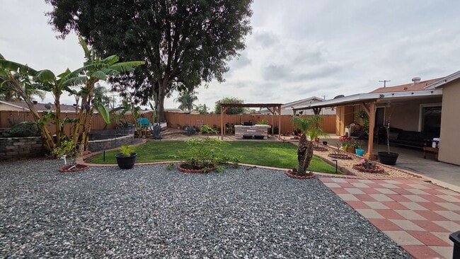 Building Photo - Spacious 3 bed 1 bath with a large backyard!