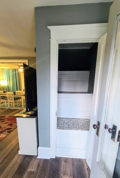 Building Photo - 191 Queen St