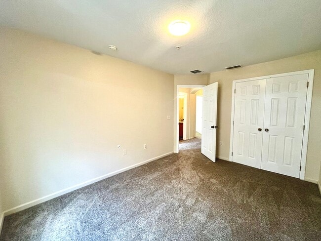 Building Photo - 3 Bedroom, 2.5 Bathroom 2-Story Townhouse in Gated Community - Kissimmee