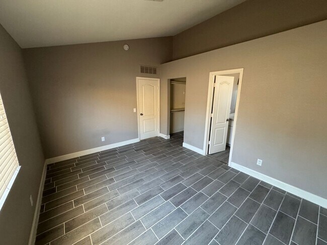 Building Photo - Stunning 3-bedroom, 2-bathroom home locate...
