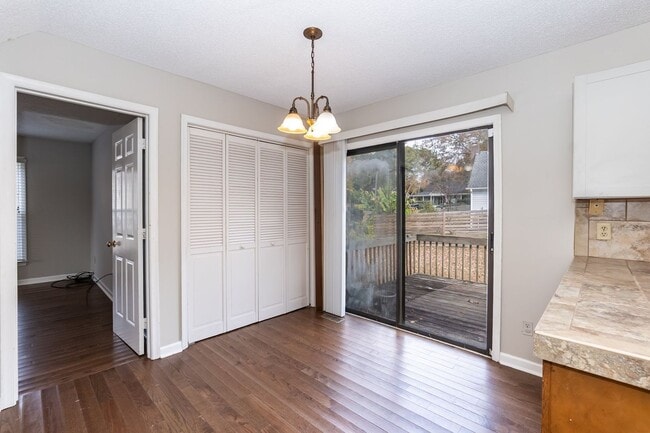 Building Photo - Three Bedroom Home!