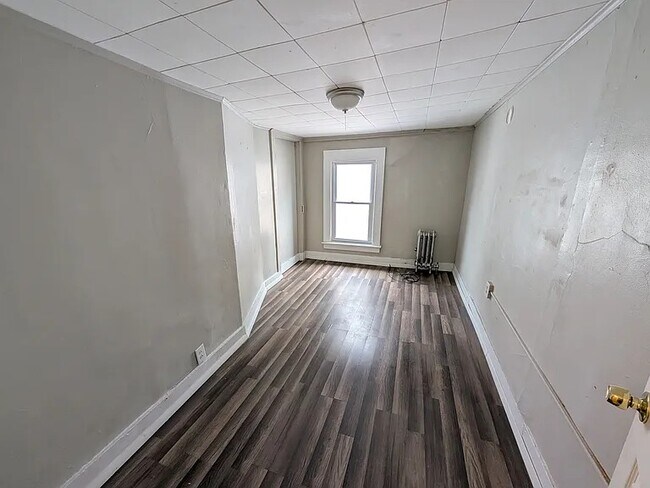 Building Photo - 305 Putnam St