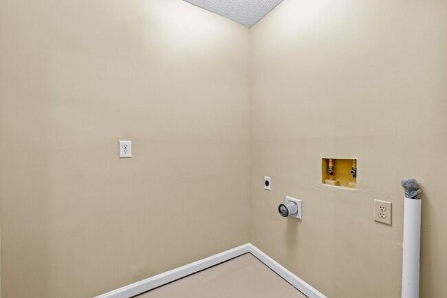 Building Photo - Immaculate 4BR Home with In Law Suite in Prime Location