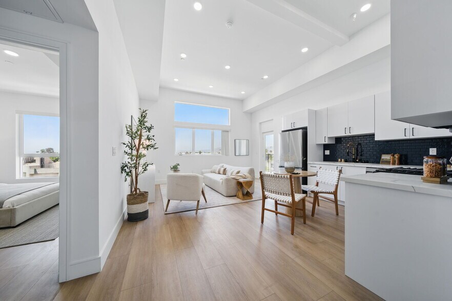 Primary Photo - 212 N Mariposa Ave