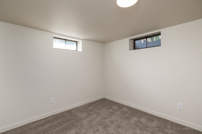Building Photo - 3011 W Dalke Ave