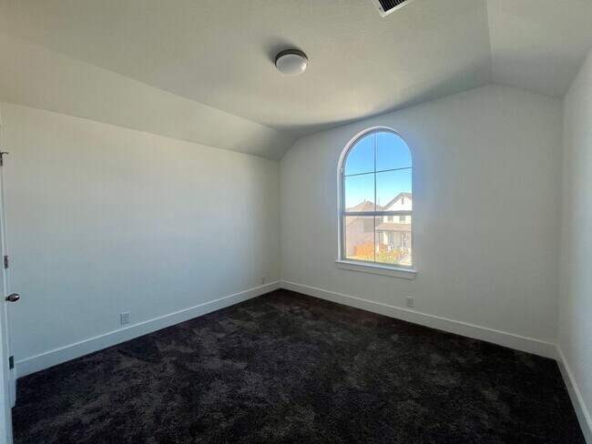 Building Photo - *Rent Just Reduced* Spacious 4 Bedroom / 4 Full Bath Home w/ Media Room & Loft ~ Imagine the Poss...