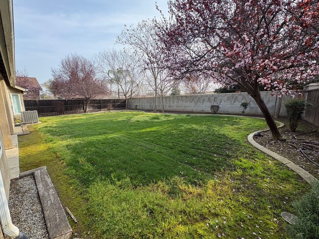 Building Photo - Spacious Tulare Home Available Now!