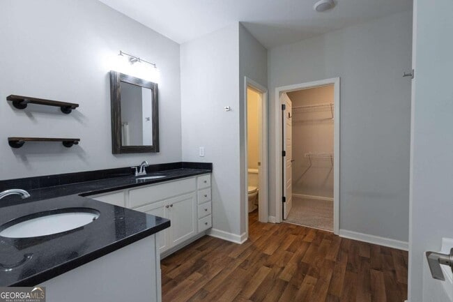 Building Photo - 214 Oakwood Dr