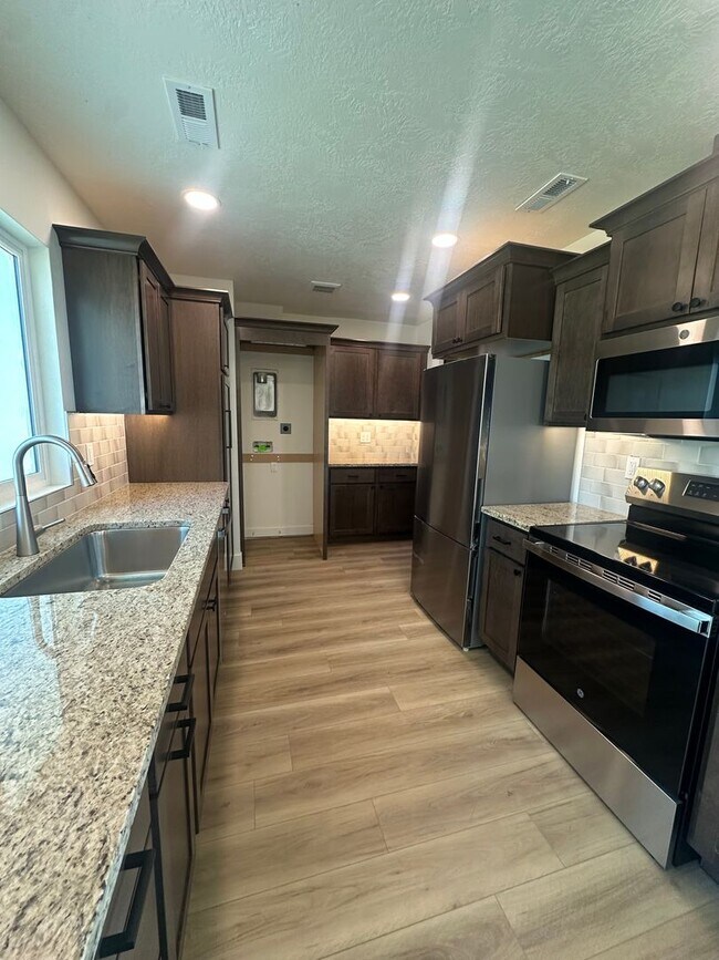 Building Photo - 2 bed, 1 Bath, 1 Car Garage, - Modern Insi...