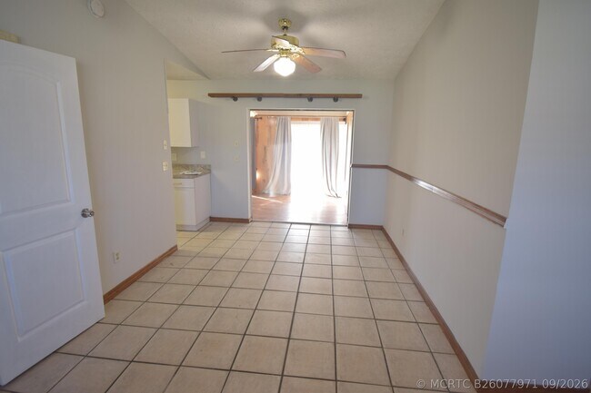 Building Photo - 1102 SW Hibiscus St