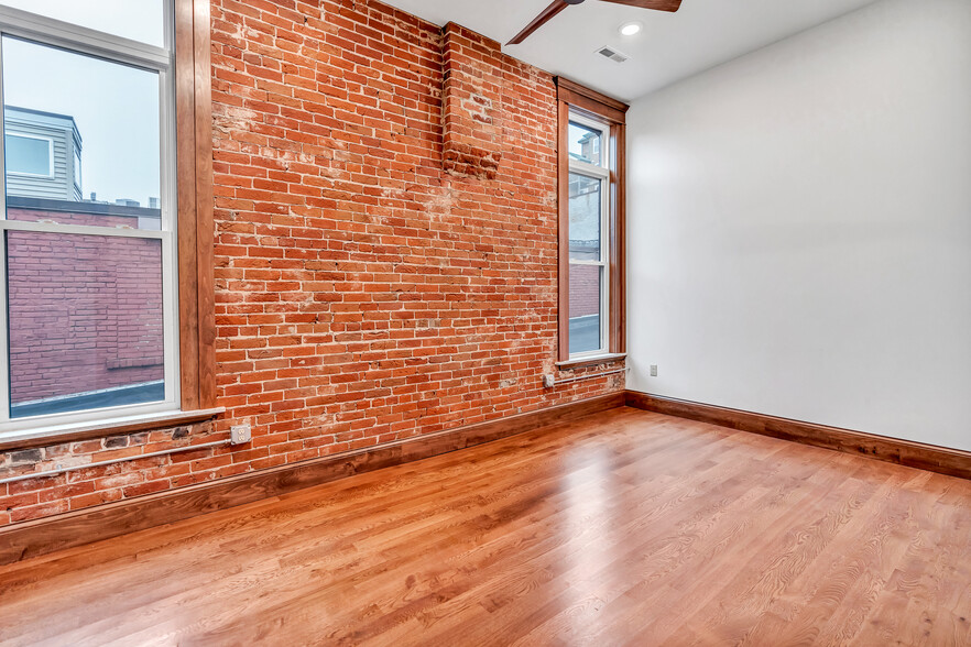 Building Photo - 316 4th St S