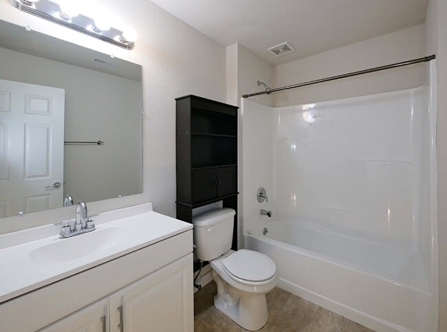 Building Photo - Beautiful remolded Single-family house