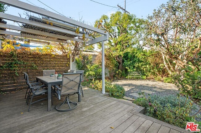 Building Photo - 10543 Almayo Ave