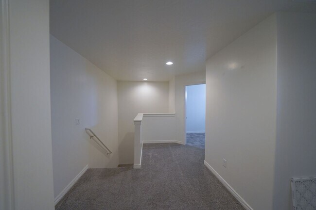 Building Photo - Spacious Townhome for Rent – Prime Location!