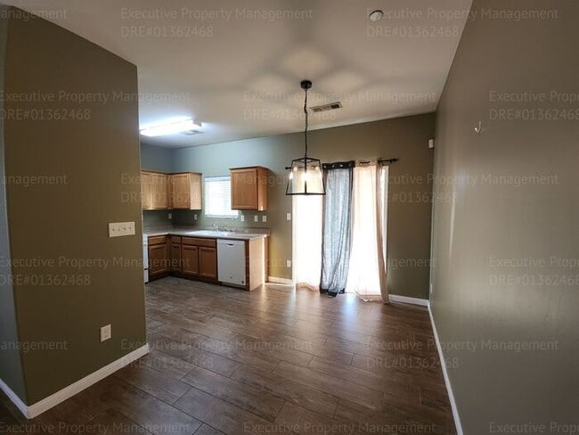 Building Photo - Charming 3 bedroom, 2 bathroom home locate...