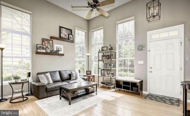 Building Photo - 12085 Trumbull Way