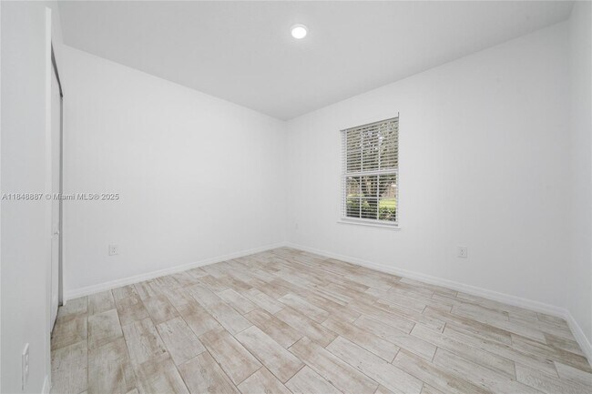 Building Photo - 1106 W Oak St