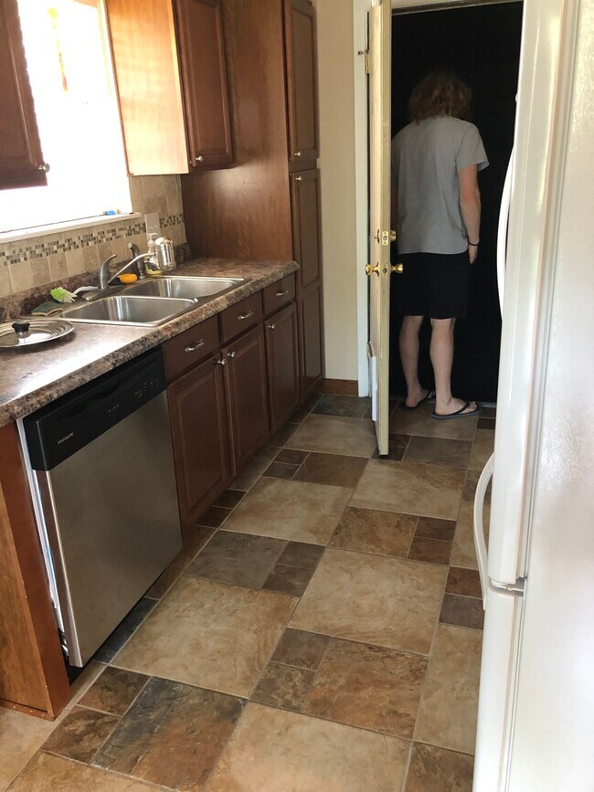Kitchen - 1341 E Brooks St