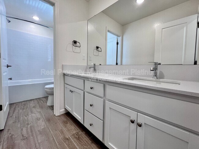Building Photo - 6596 E Cresthaven Dr