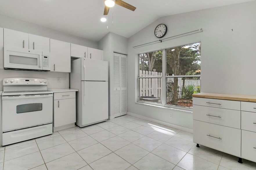 Building Photo - 7333 Burgess Dr