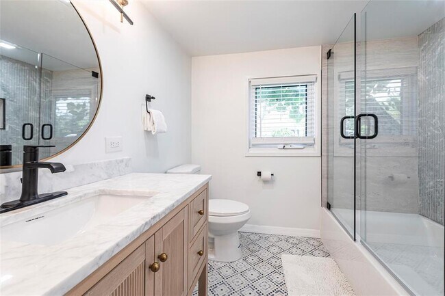 Building Photo - 640 Broadway St