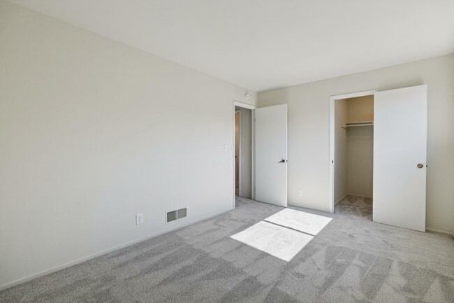 Building Photo - 2016 Fairmont Dr