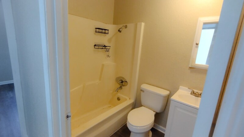 Building Photo - 905 N Main St