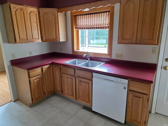 Building Photo - 1619 W Arlington Rd