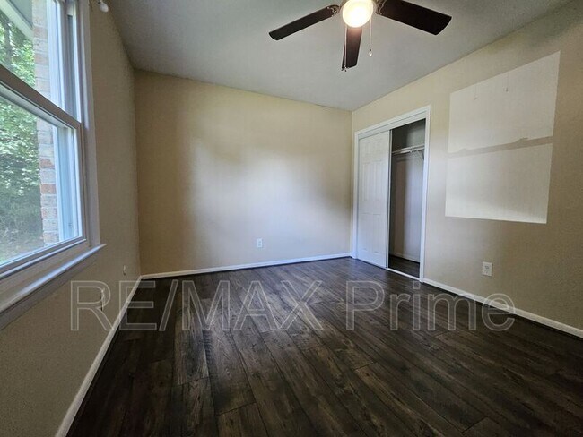 Building Photo - 3413 Newport Dr