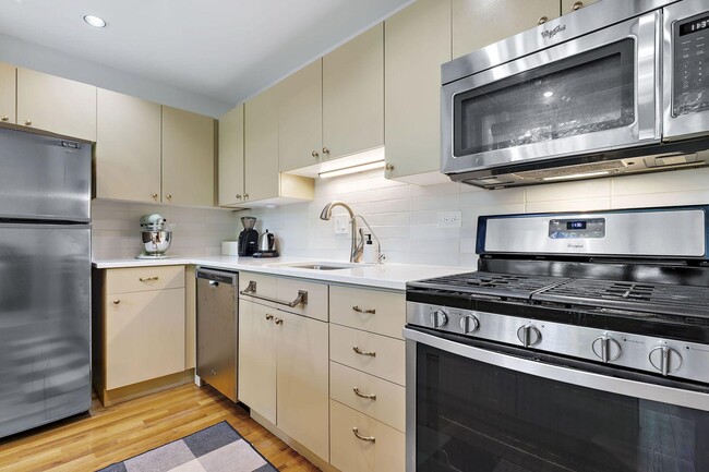 Building Photo - 2210 W Wabansia Ave