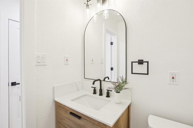 Building Photo - 2104 Malvern Hill Dr