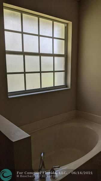 Building Photo - 3409 Lakeside Dr