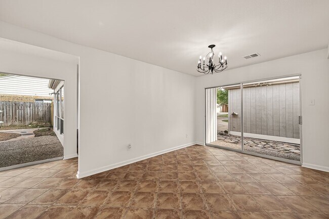 Building Photo - 1007 Apache Falls Dr