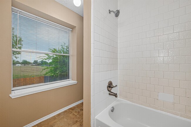 Building Photo - 1926 Woodland Hills Dr