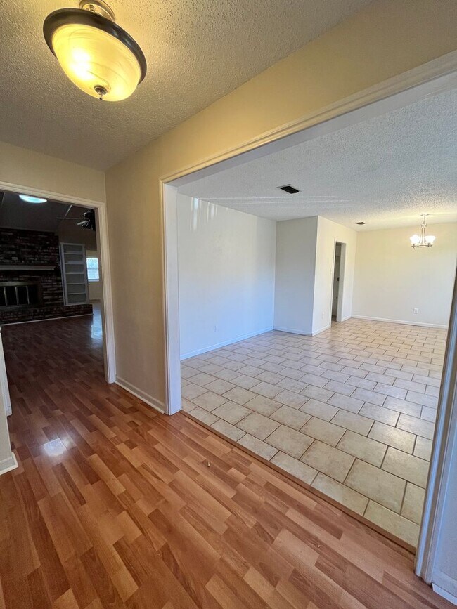 Building Photo - 6305 Raleigh Avenue - Spacious home in exc...