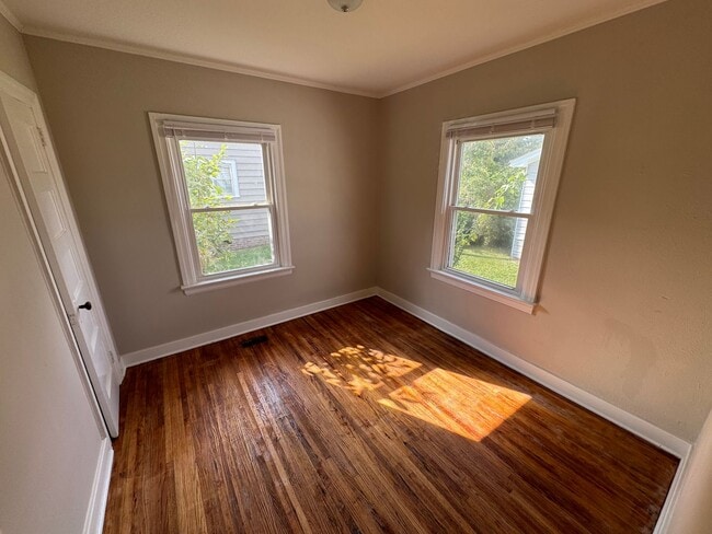 Building Photo - 3 Bedroom House in Fairview Circle