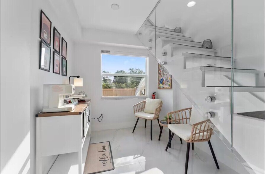 Building Photo - 970 Plover Ave