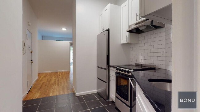 Building Photo - 335 E 92nd St