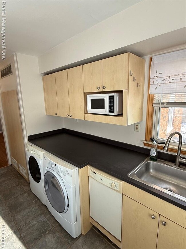 Building Photo - 12050 Cavell St