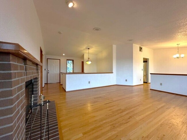 Building Photo - 1870 N Skyline Dr