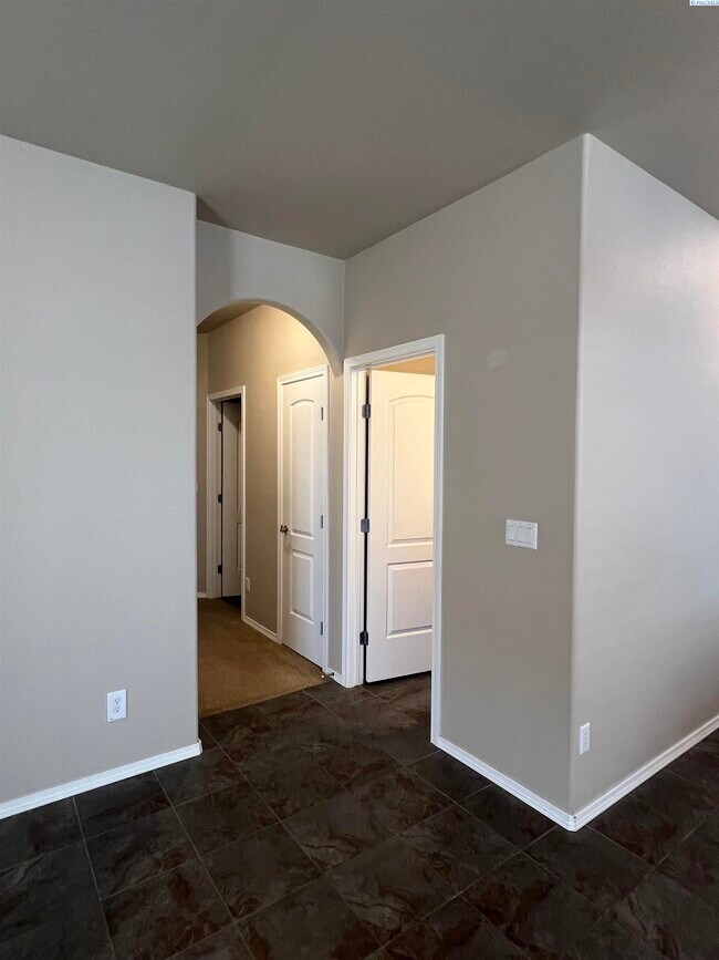 Building Photo - Sourthridge Area for rent