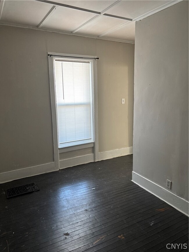 Building Photo - 108 Maple St