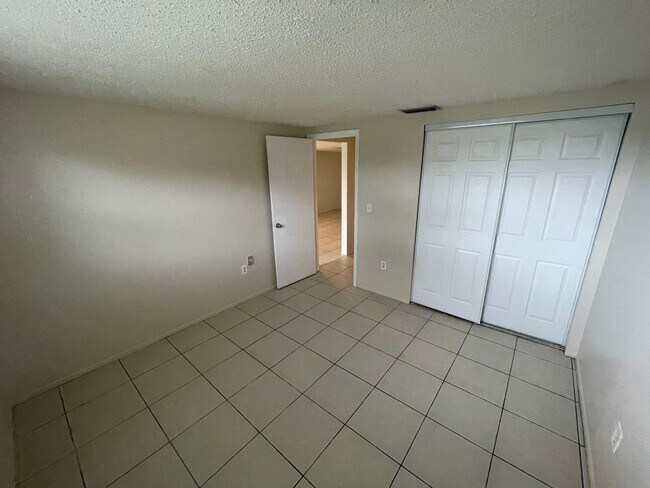 Building Photo - 2/1 Apartment in New Port Richey