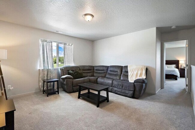 Building Photo - Immaculate Newer Construction w/ Vinyl Fen...