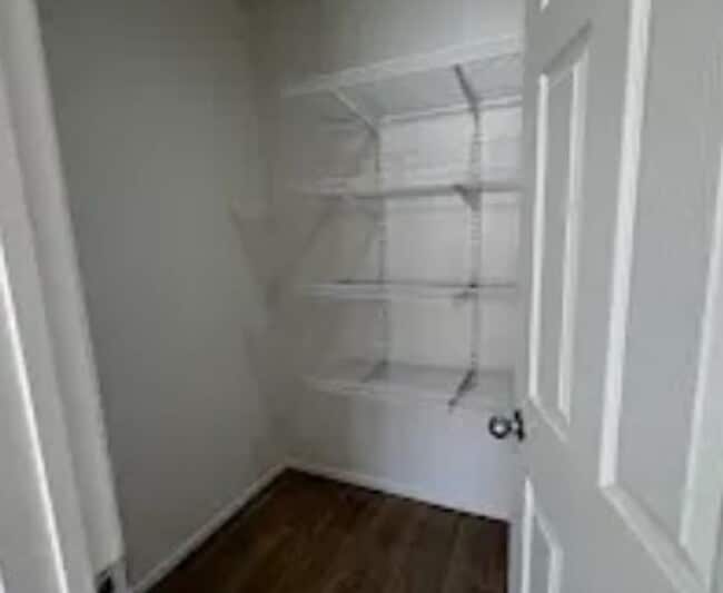 Building Photo - Beautiful 2 bedroom townhouse with garage