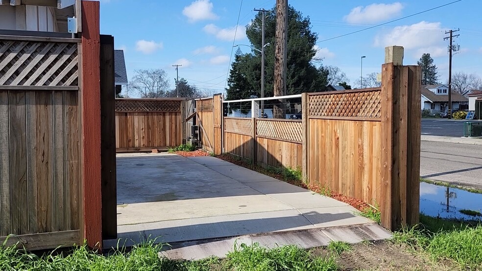 Building Photo - 402 S Laurel St